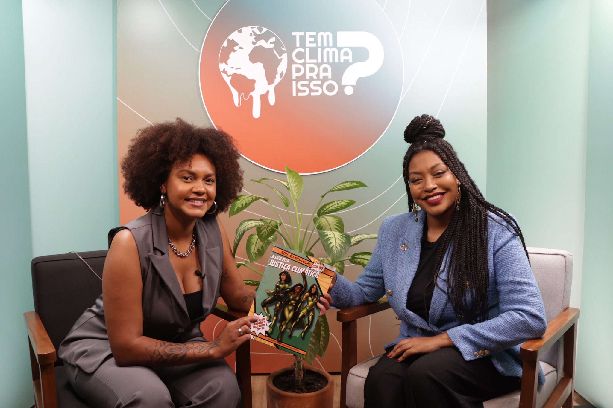 Amanda Costa e Jessi Alves no cenário de Tem Clima Pra Isso?
